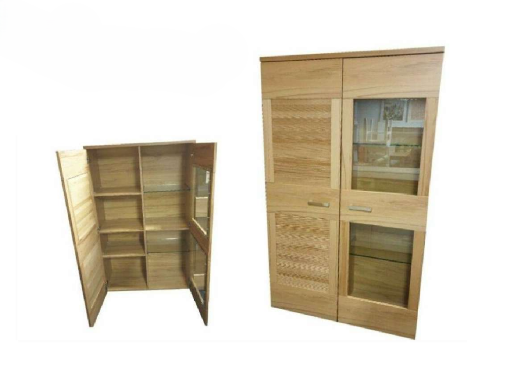 Medinė vitrina "Long Island 2" Spalva: ruda/buko Medžiaga: natūralus medis (bukas) -Lengvai prižiūrimi paviršiai. -Durys su stiklo įdėklu. Vitrina iš ekspozicijos